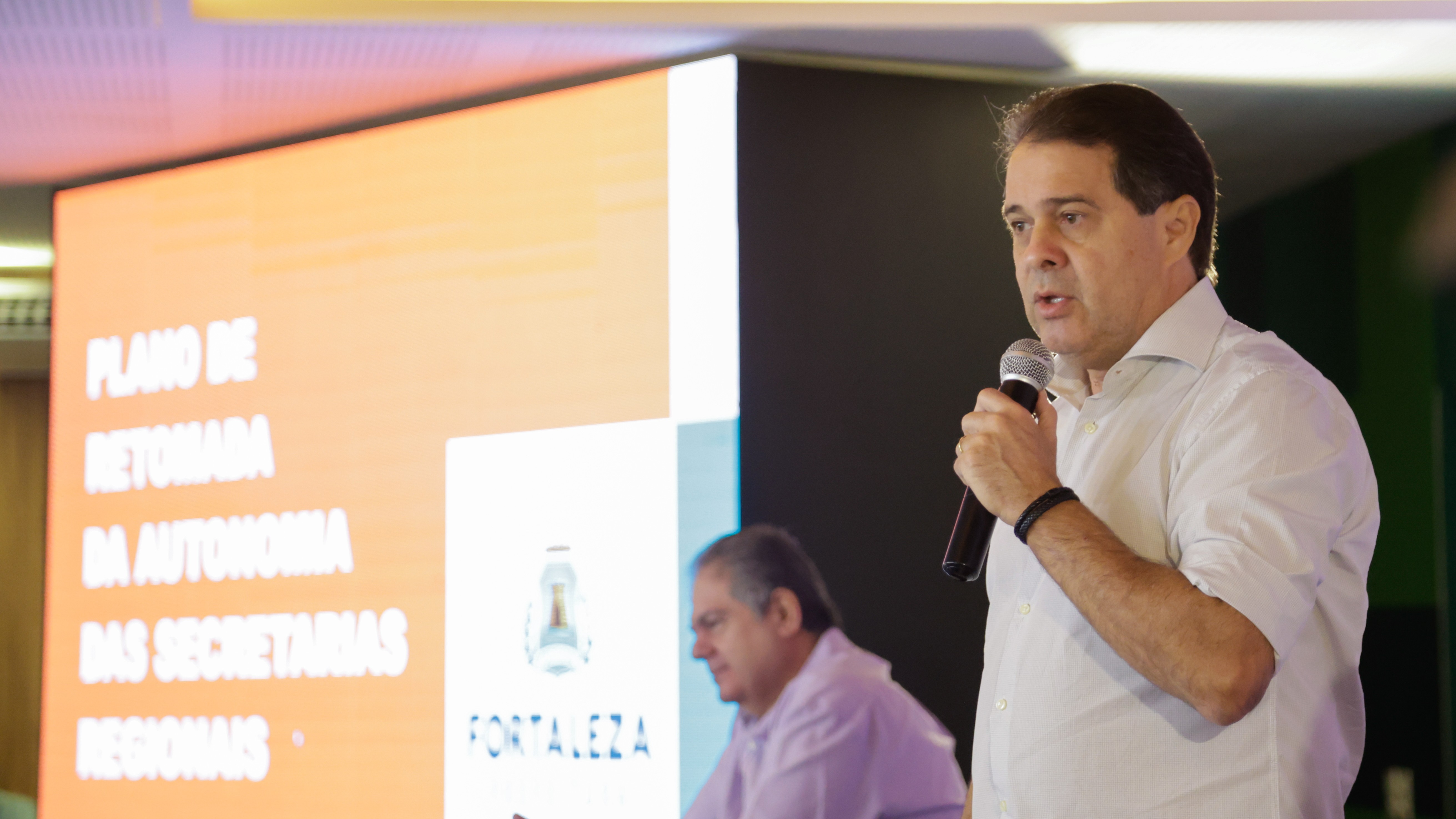 prefeito evandro fala ao microfone